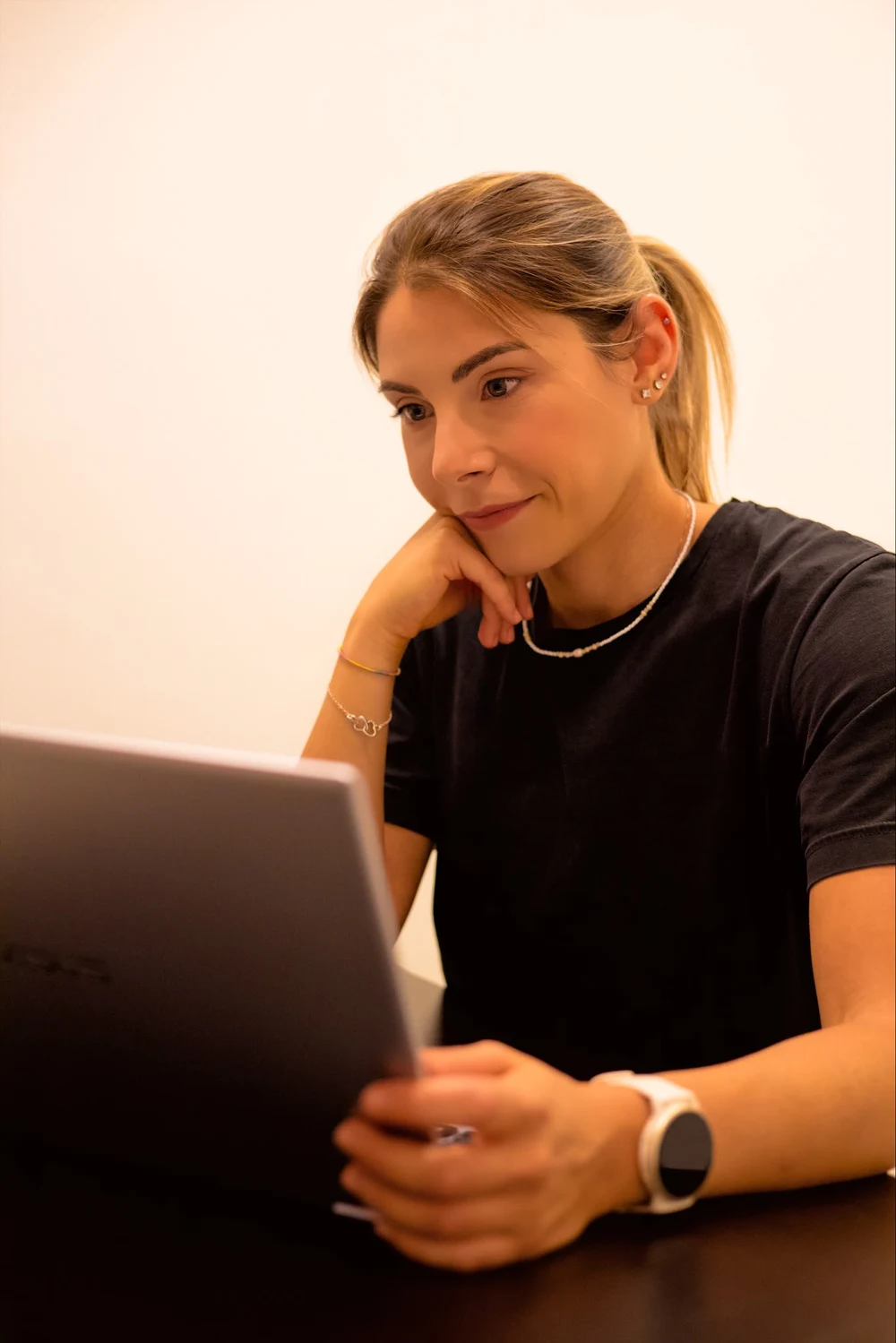 Valentina frente al ordenador durante una consulta
